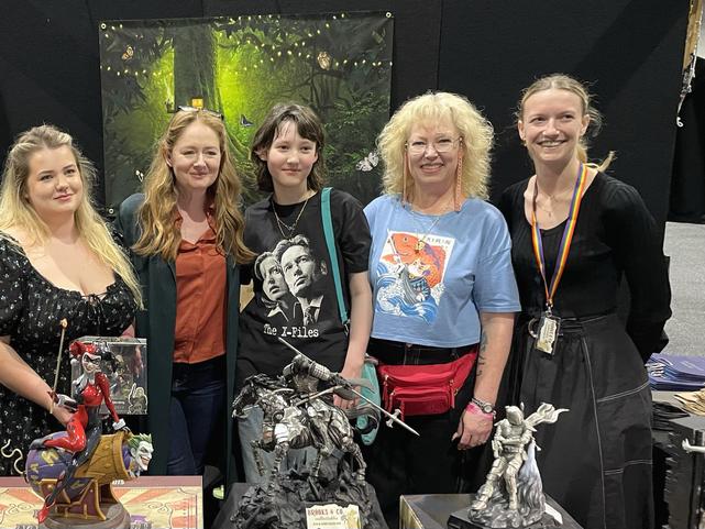 Miranda Otto at your stand at convention